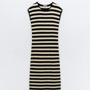 Randig klänning ZARA - Stickad randig klänning med slit från Zara. Oanvänd med lappen kvar 