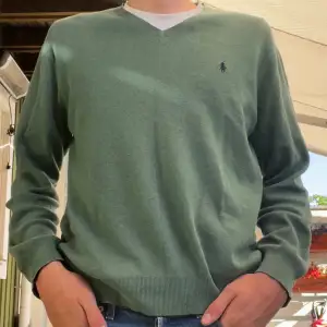 Säljer en grön Ralph Lauren pull over/ sweater i mycket bra skick! Ursprungspris: 1699kr, säljer den för fantastiska 449kr! Tveka inte att skriva om det finns frågor! (Pris kan diskuteras vid snabb affär)