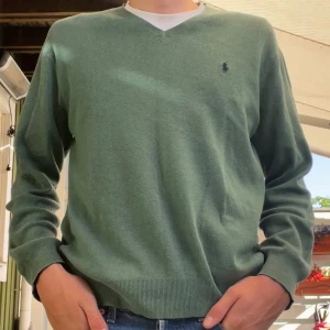 Ralph Lauren Pull Over - Säljer en grön Ralph Lauren pull over/ sweater i mycket bra skick! Ursprungspris: 1699kr, säljer den för fantastiska 449kr! Tveka inte att skriva om det finns frågor! (Pris kan diskuteras vid snabb affär)