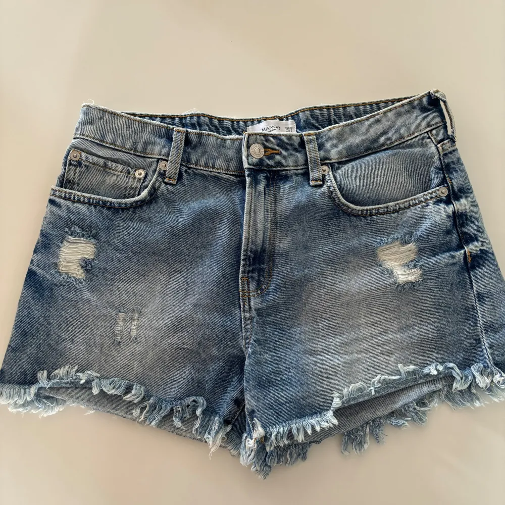 Snygga jeansshorts från Mango i stlk 40. Normal midja. . Shorts.