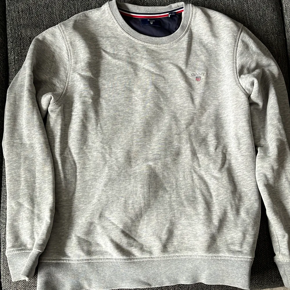 Sweatshirt i nyskick från Gant stl 13-14 år. Inga nopper eller slitage. Grå melerade. Snygg tröja! . Tröjor & Koftor.