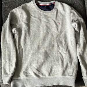 Sweatshirt i nyskick från Gant stl 13-14 år. Inga nopper eller slitage. Grå melerade. Snygg tröja! 