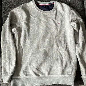 Gant tröja  - Sweatshirt i nyskick från Gant stl 13-14 år. Inga nopper eller slitage. Grå melerade. Snygg tröja! 