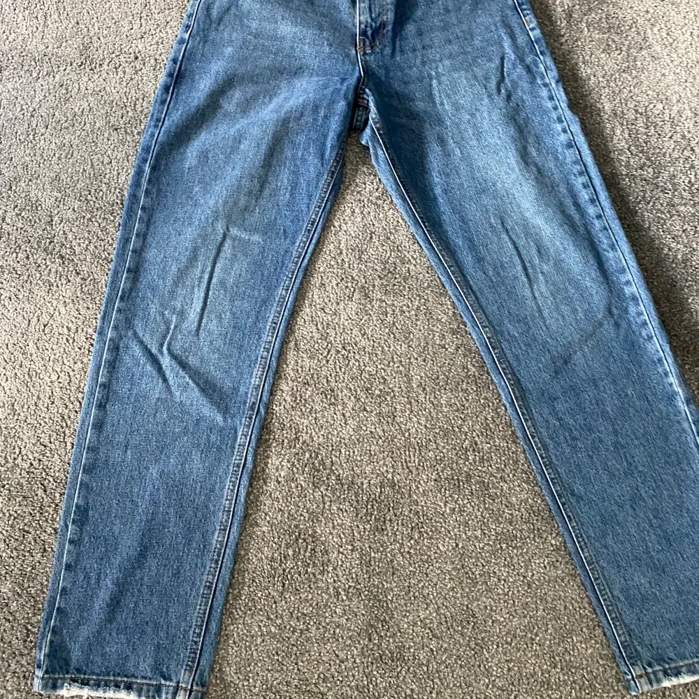 Ett par grunt jeans knappt använda, skick 9/10 storlek 28 sitter bra på mig som är 172 cm men man kan va kortare eller lite längre och dem skulle fortfarande sitta bra 😁. Jeans & Byxor.