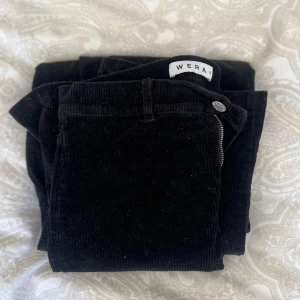 Manchester byxor från märket Wera - Svarta Manchester byxor, använda men i fint skick. Byxorna har en förmåga att få massa ludd på sig, dom är som nya därav priset🤗