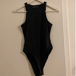 Svart Body - En svart body, super skönt material känns nästan som en baddräkt och sitter bra. Aldrig använt. Frakt ingår med 29kr. 