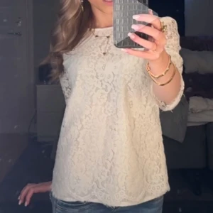 Spetsblus  - Trekvartsärmad spetsblus, super söt 🤍