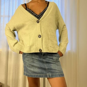 Söt kofta - Supersöt ljusgrön kofta från HM! Passar perfekt till en klänning eller topp nu på sommaren!