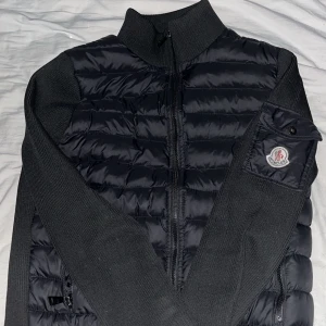 Moncler Cardigan - Moncler Cardigan i storlek S, den är i bra skick. Ser helt oanvänd ut. Jag säljer den för att jag inte har något behov av den längre. 