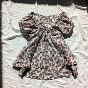 Leopard mönstrad blus - En snygg vintage blus/topp som är perfekt till sommaren