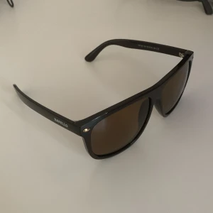 Ravello solglasögon  - Tja, jag säljer dom här as feta ravello solglasögonen för endast 200kr. Dom är använda bara en gång och skicket är 10/10. Hör av er vid frågor. Priset kan diskuteras.