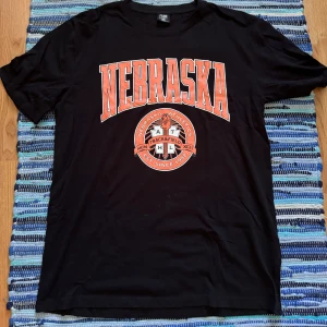 Vintage T-shirt  - Snygg Vintage T-shirt som ja köpt secondhand! Tyvärr för stor mig mig men ja tycker den e fett snygg! Ganska overzised så passar M-L beroende på hur man vill ha den! 