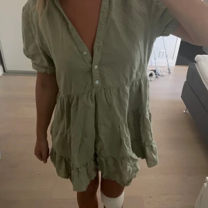 Grön klänning - Så söt klänning i perfekt grön färg. Verkligen jättefin och endast använd 1 gång. Gammal från zara. Passar S/M.