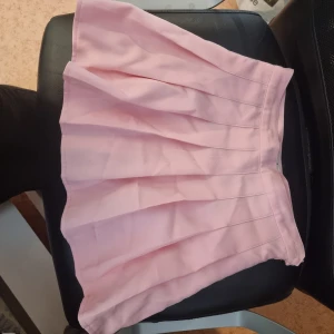 Pastell rosa veckad kjol - Väl använd men bra kvalité  Storlek S