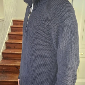 Quarter zip mörkblå - Riktigt snygg och bekväm quarter zip från selected homme. Den är i bra skick och inte använd så mycket.