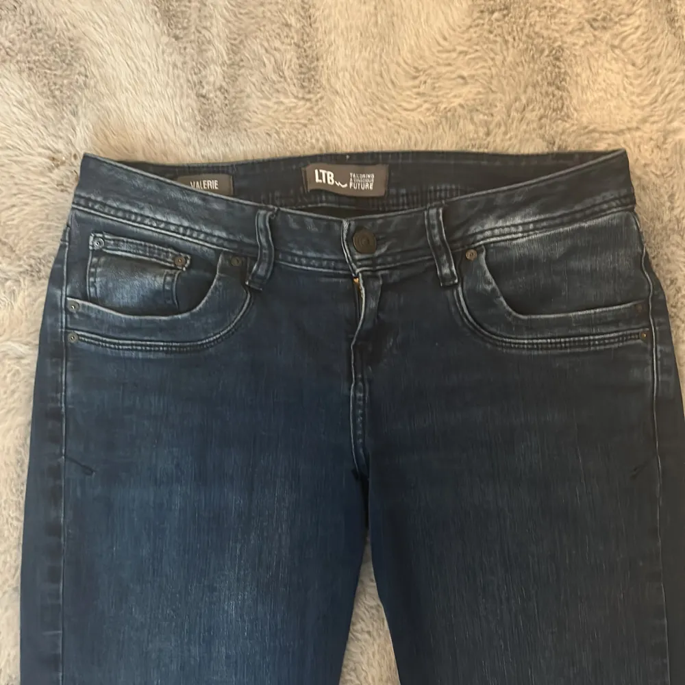 Snygga ltb jeans valerie, använda några gånger men finns prislapp med. Säljer då de fel storlek . Jeans & Byxor.