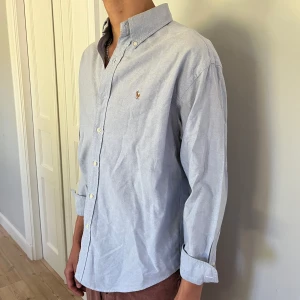 Ralph lauren skjorta - Jättefin Ralph lauren skjorta i bra skick. Modellen på bilden är ca 186. Skriv vid fler frågor eller funderingar!