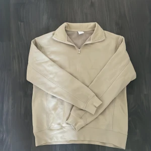 Beige Zara halfzip - Den här halfzipen är helt ny och den passar perfekt till sommarkvällar eller senare om året för det sköna materialet🥂 Den är i storlek S och den är 10/10 i kvalitet🌟 Hör av dig om du är intresserad🔥