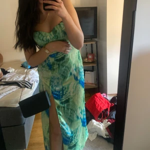 Dress - Klänning från Gina stl 34. Använd vid ett tillfälle. Öppen rygg med Knut och slits❤️