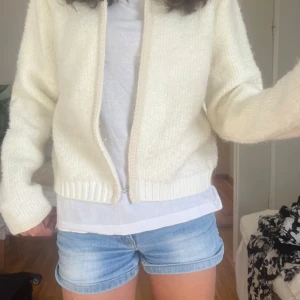 Gräddvit kofta - Superfin kofta i tjockare material❤️ Helt oanvänd med prislapp! Större storlek men passar fint på mig som har storlek S