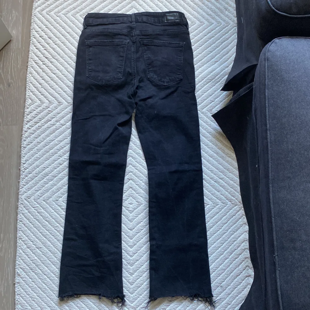 Svarta croppade jeans i använt men helt ok skick. Slitna detaljer längst ner, men det ska vara så. Vero Moda. Katt har funnits i hemmet.  Stretch och snygg passform. Jeans & Byxor.