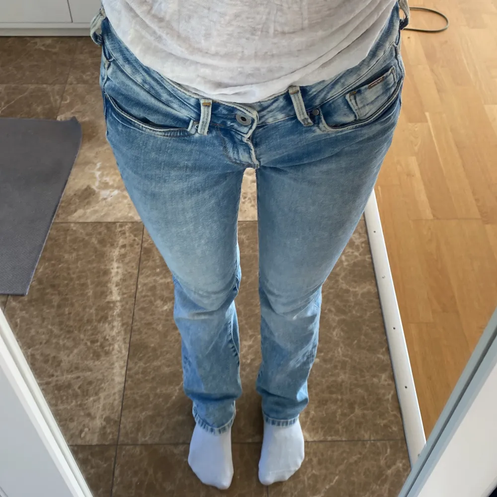 Ljusblå pepe jeans i bootcut som är jättesköna och fina i storlek 26/32. Jeans & Byxor.