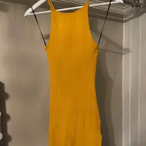 Supersnygg figursydd gul klänning från hm med snörning i ryggen, nyskick 