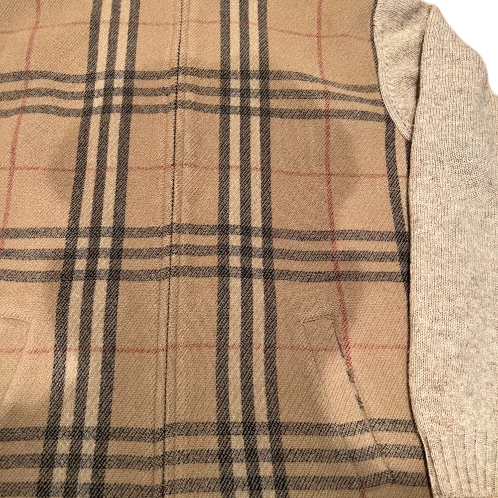 Vintage Burberry cardigan  Size XL Condition: 8/10 But from Ditto Store in Oslo I Can provide proof of authenticity with Digital Receipt  It has a few tiny Marks on the back, not visible in use.  The person on the picture is 192cm 89kg . Tröjor & Koftor.