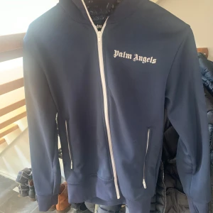 Palm Angels Navy track top - Grymt fin och i bra skick Palm angels track top. Har använt den 5-6 gånger och sedan dess har den hängt i min garderob i lite mer än ett år. Storlek S.  Priset är inte hugget i sten. Äkta såklart