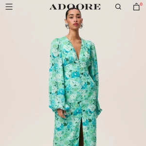 Adoore klänning Positano strl 36 Grön - Adoore Positano klänning strl 36, passar dig i strl 34/liten 36.  Slutsåld. Populär modell+mönster+vanligt strl,lätt att sälja igen för samma pris. Inga defekter. Använd 2 ggr. Nypris 1695. Säljer flera Adoore/stories-klänningar, kolla profil☺️🫶🏻