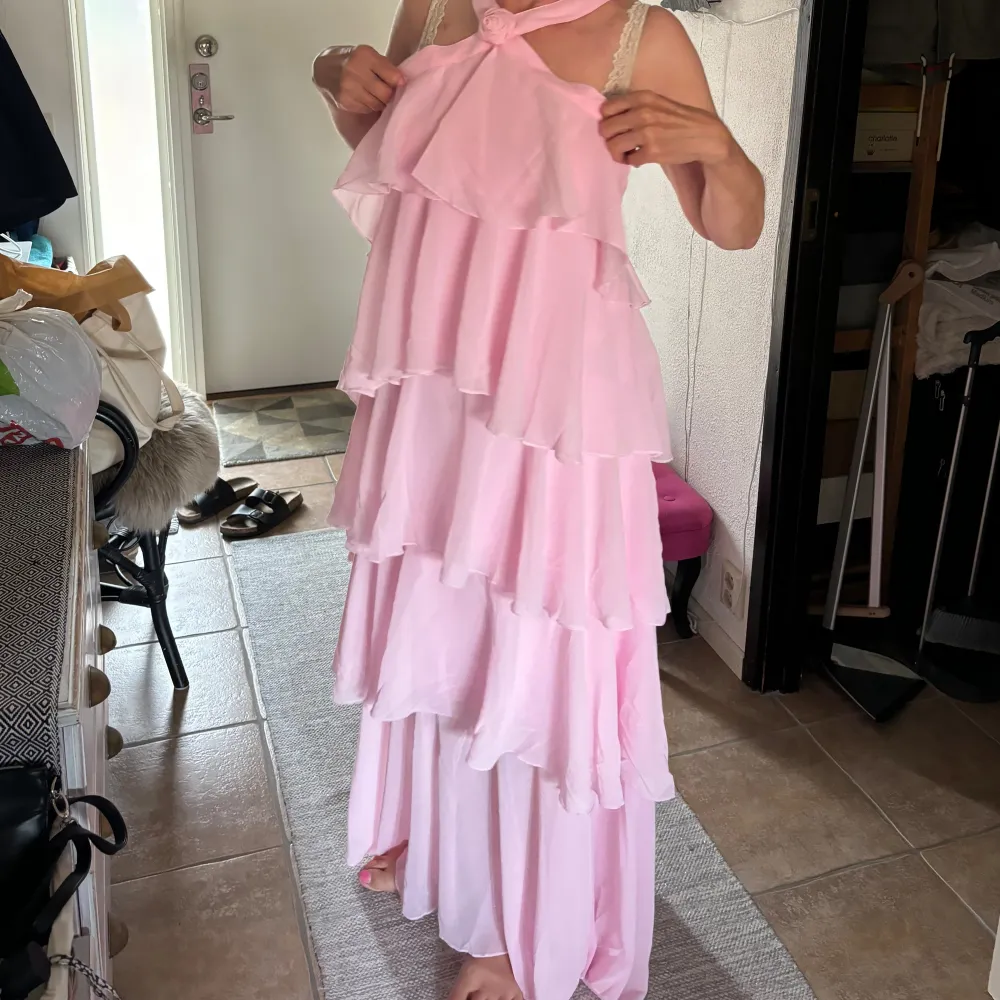 Felicia Wedin x vero moda rosa klänning, aldrig använd och helt perfekt till sommarn. Storlek L. Aldrig använd och säljer eftersom jag köpt en ny i en annan storlek, men L passar även till de som har M eller S💞. Klänningar.