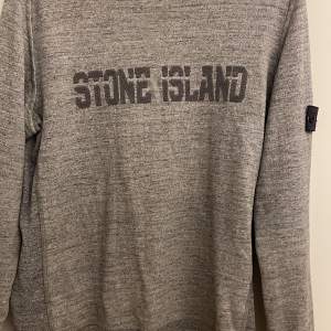 Stone island tröja i kids Size,164 men sitter som XS/S  Skick:10/10   Köpt på Nk för 2000 kr