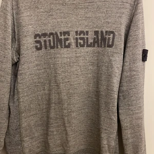 Stone island tröja  - Stone island tröja i kids Size,164 men sitter som XS/S  Skick:10/10   Köpt på Nk för 2000 kr