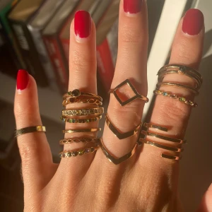 15 guldringar - 15 stycken guldringar som varierar lite i storlek för varje finger. Tre stycken saknar enstaka sten🤍