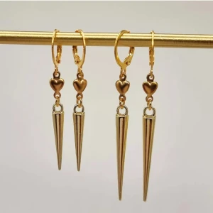 Handgjorda örhängen  - Handgjorda örhängen●Följ :@ekjewelryofficial🤲 ● 💎Material- metal/zinklegeringar ●Örhängeskrokar -rostfritt stål. Nickel fri. Längd -6cm och 5cm Vattentåliga, ändrar inte färgen! Köp för 1st-30kr, par-60kr  eller 4st-120kr/paret