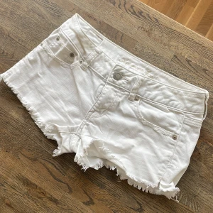 Low rise shorts vita American eagle - Shorts i vitt från American Eagle  Storlek 0  Använda men utan anmärkning 