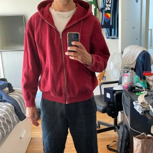 Röd hoodie  - Använd röd hoodie från weekday. Den är i väldigt bra skick.  Den är perfekt att ha under en tunn jacka under hösten. En väldigt bra luva som ni ser på bilden, den stannar så tills du ändrar den. Annars en normal zip hoodie.