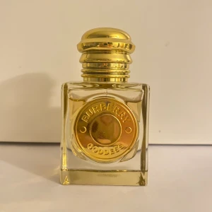 Burberry Goddess - Endast använd 2 gånger. Doftar väldigt gott men passar inte mig personligen🩷30 ml, nypris 669kr
