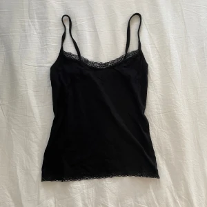 Linne - Fint spetslinne från Nelly, inte använd mycket då det är lite litet för mig🤍