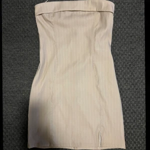 Bandeaukläning  - Jättefin bandeaukläning ifrån behrska, i storlek M. Lite lång på mig då jag är 161cm så har inte kommit till någon användning. Lappen sitter kvar ❣️(skriv för fler bilder) 