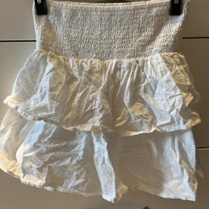 Volang kjol - Finaste volang kjolen med broderier från Kappahl som är i storlek 146/152 men sitter som en Xs skulle jag säga då den är väldigt stretchig. Kom privat vid frågor💓