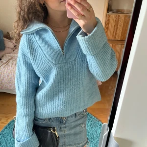 Stickad zip-up tröja - Såå mysig ljusblå stickad tröja från bikbok! Kommer inte till användning! Perfekt nu till svala sommarkvällar🌺💞