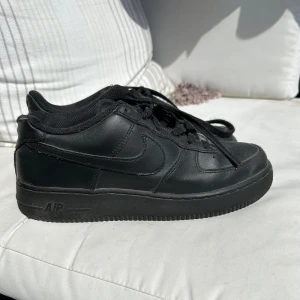 Svarta Nike Airforce - Svarta Nike Airforce i storlek 39