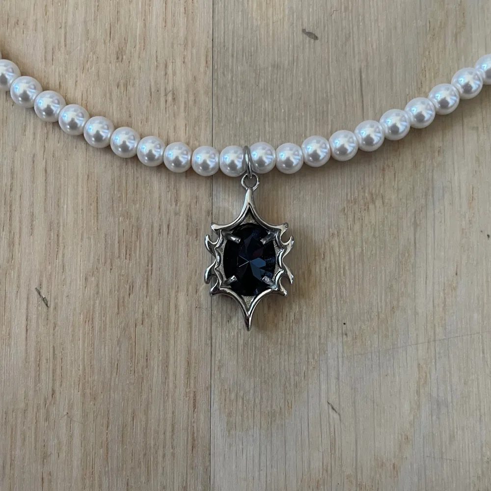 Ett sample Seams Pearl Gemstone halsband, mäter 48cm. Kan inte köpas i butik. Inga fel eller sa! Fint skick. Shell pearls, rostfritt stäl runt stenen. Stenen är AAAA Zircon. Hojta om det är ngt <3. Accessoarer.