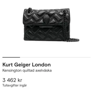 Säljer denna Kurt Geiger väska i mellan/lilla storleken  💋💋 säljs på Farfetch för 3400kr, jag säljer för 2500kr 🙌🏼 lite slitage men inget synligt. Dustbag finns 