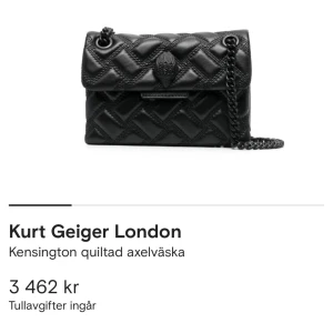 Kurt Geiger väska - Säljer denna Kurt Geiger väska i mellan/lilla storleken  💋💋 säljs på Farfetch för 3400kr, jag säljer för 2500kr 🙌🏼 lite slitage men inget synligt. Dustbag finns 