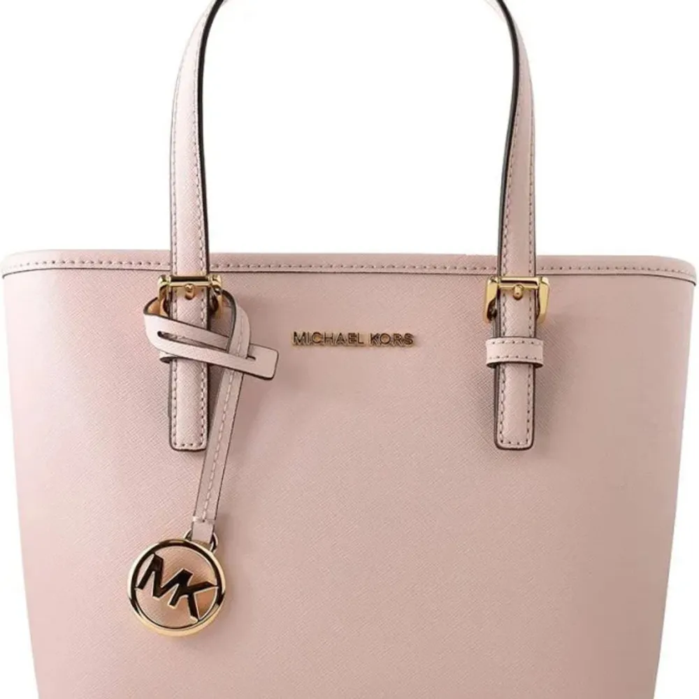 Säljer denna super fina micheal kors väskan i ljus rosa då den inte kommer till användning 💞orginal priset är ca 1850. Köp gärna via Plick men Swish funkar också!!! Sjukt bra skick och har ändå använt några gånger! 22x19x10 cm ( inte mina bilder ). Väskor.