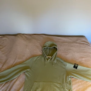 Stone island hoodie  - Tja säljer stone island hoodie storlek L passar även medium, knappt använd köpt för 3500 på stone island norrmalmstorg  Den är äkta.