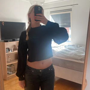 Svart blus - Den är köpt från lindex men är omsydd i ryggen. Det var snören som man knöt runt som jag tog bort och nu sitter den ihop med nålar. Går att sy igen super snabbt har bara inte orkat. Använd cirka 3 gånger💗💗 Bara att skriva så fixar jag fler bilder!!