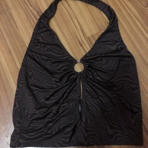 Tröja från HM - Bra skick, från HM storlek M. Jättefin och visar mage samt lite bröst. Färg är brun med fint mönster.